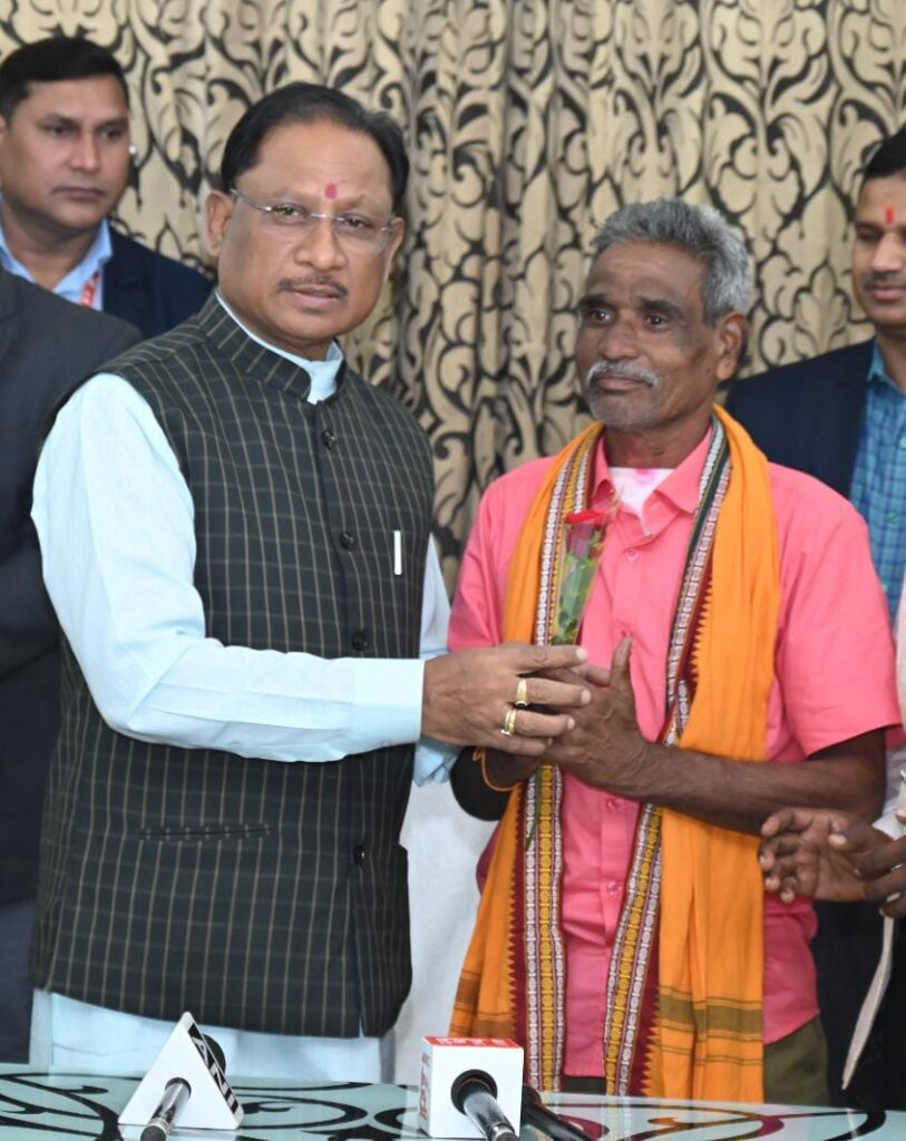 रायपुर : जूते-चप्पल पहने किसी को आता देखकर बिरहोर भाग जाते थे, उनसे जुड़ने जागेश्वर यादव ने ली जीवन भर नंगे पाँव रहने की शपथ