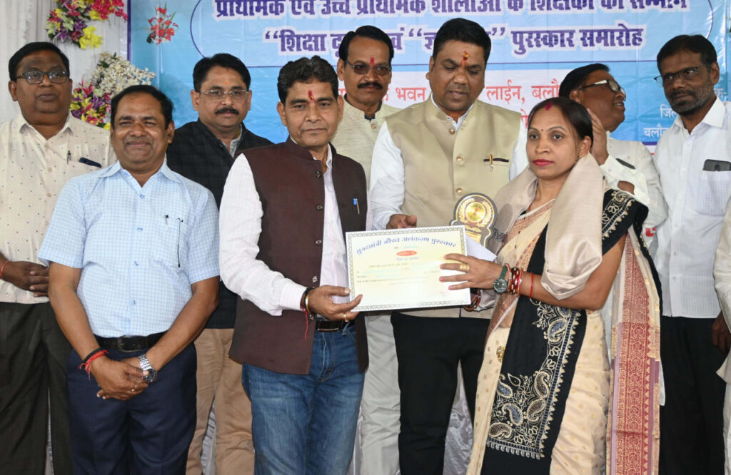 रायपुर : स्कूली बच्चों को संस्कारित करने में शिक्षकों की महत्वपूर्ण भूमिका : राजस्व मंत्री श्री टंक राम वर्मा