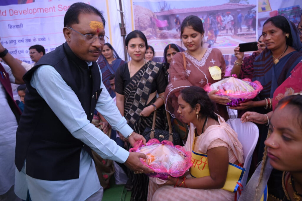 रायपुर : मुख्यमंत्री श्री विष्णु देव साय ने महिला एवं बाल विकास विभाग और वन विभाग द्वारा लगाए गए स्टॉल का किया अवलोकन