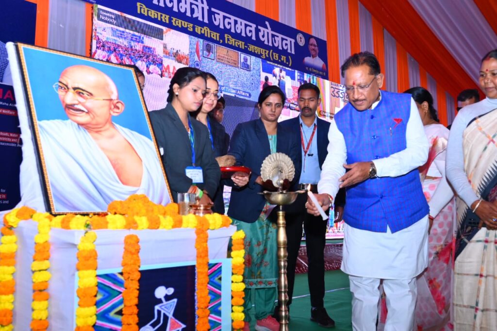 रायपुर : मुख्यमंत्री श्री विष्णु देव साय ने राष्ट्रपिता महात्मा गांधी जी के तैल्यचित्र पर दीप प्रज्ज्वलित कर माल्यार्पण के साथ कार्यक्रम का शुभारंभ किया
