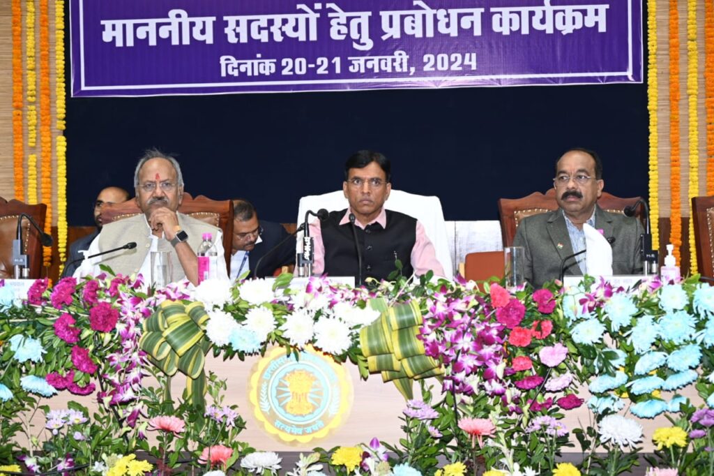 रायपुर : केंद्रीय स्वास्थ्य एवं परिवार कल्याण मंत्री भारत शासन डॉ. मनसुख मांडविया छत्तीसगढ़ विधानसभा में नवनिर्वाचित विधायकों के लिए आयोजित दो दिवसीय प्रबोधन कार्यक्रम में पहुंचे