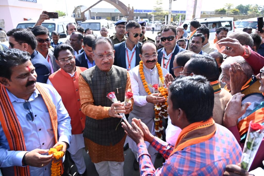 रायपुर : मुख्यमंत्री के प्रथम बस्तर आगमन पर बस्तरवासियों ने चौक-चौराहों में पारम्परिक लोक नृत्यों और पुष्प वर्षा सहित शंखनाद से किया आत्मीय स्वागत