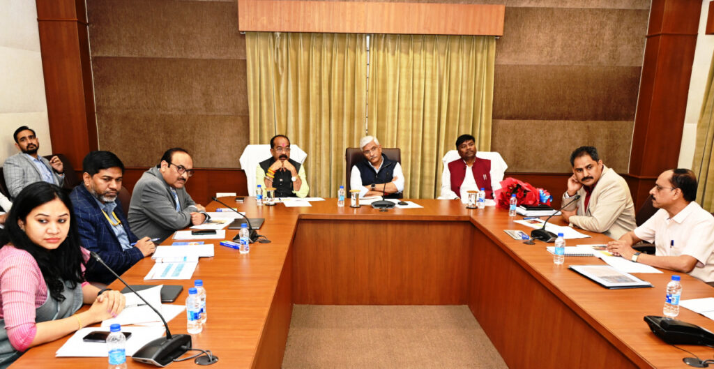 रायपुर : केन्द्रीय जलशक्ति मंत्री श्री गजेन्द्र सिंह शेखावत ने ज्यादा से ज्यादा गांवों में शत-प्रतिशत घरों में नल से पानी पहुंचाना सुनिश्चित करने के दिए निर्देश