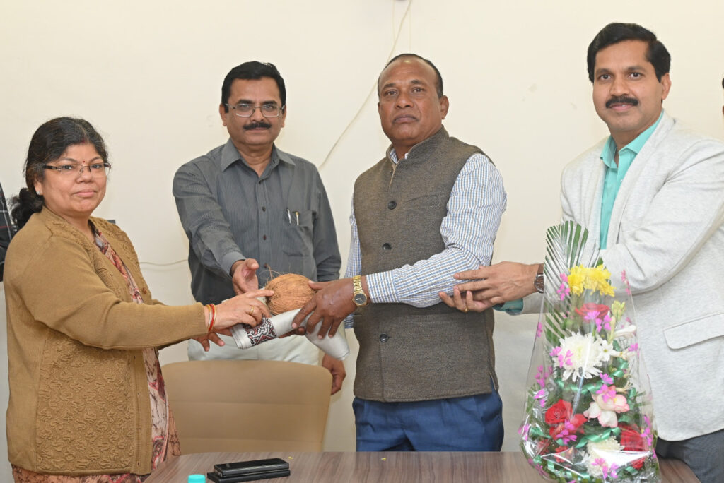 रायपुर : सेवानिवृत्ति के अवसर पर जनसंपर्क संचालनालय के उप संचालक श्री मनराखन मरकाम को भावभीनी विदाई