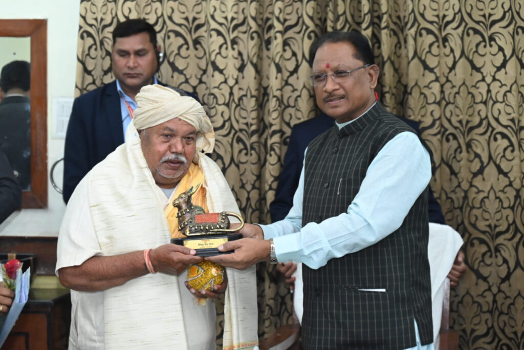 रायपुर : अमेरिका से भी इलाज के लिए हेमचंद मांझी के पास आते हैं मरीज