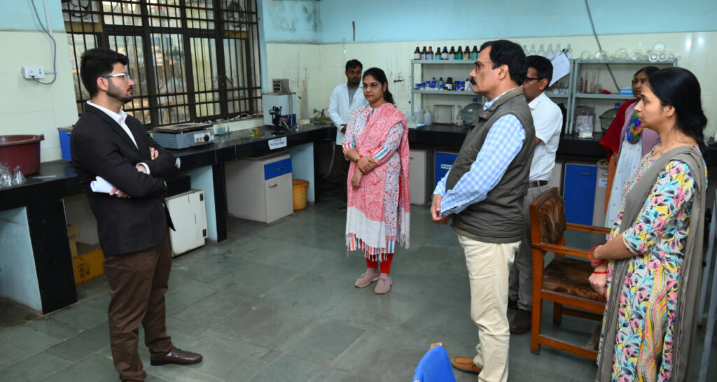 रायपुर : खाद्य एवं औषधि प्रशासन नियंत्रक श्री दीपक सोनी ने लेबोरेटरी का किया निरीक्षण