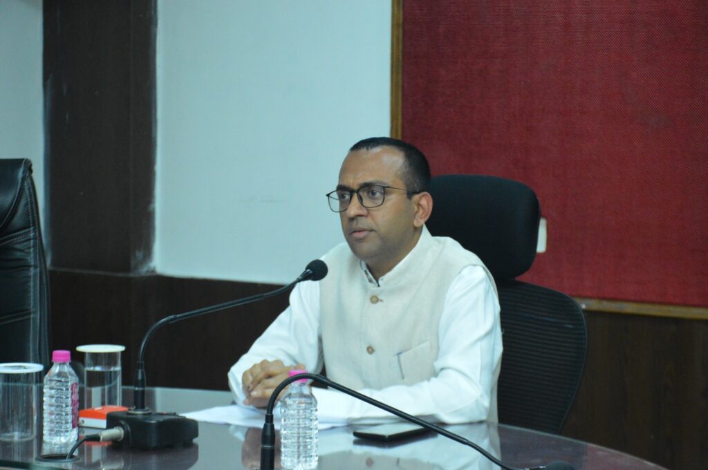 कलेक्टर ने पीएम जनमन योजना के बेहतर क्रियान्वयन हेतु जिला अधिकारियों की ली बैठक