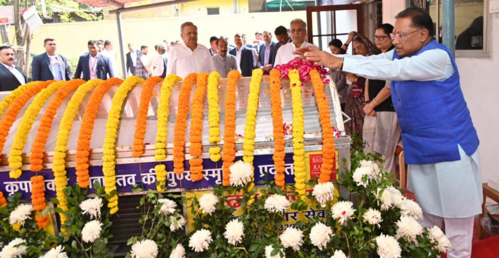 रायपुर : मुख्यमंत्री श्री विष्णु देव साय ने स्वर्गीय श्री नंदकुमार बघेल के पार्थिव शरीर पर पुष्प अर्पित कर उन्हें श्रद्धांजलि अर्पित की