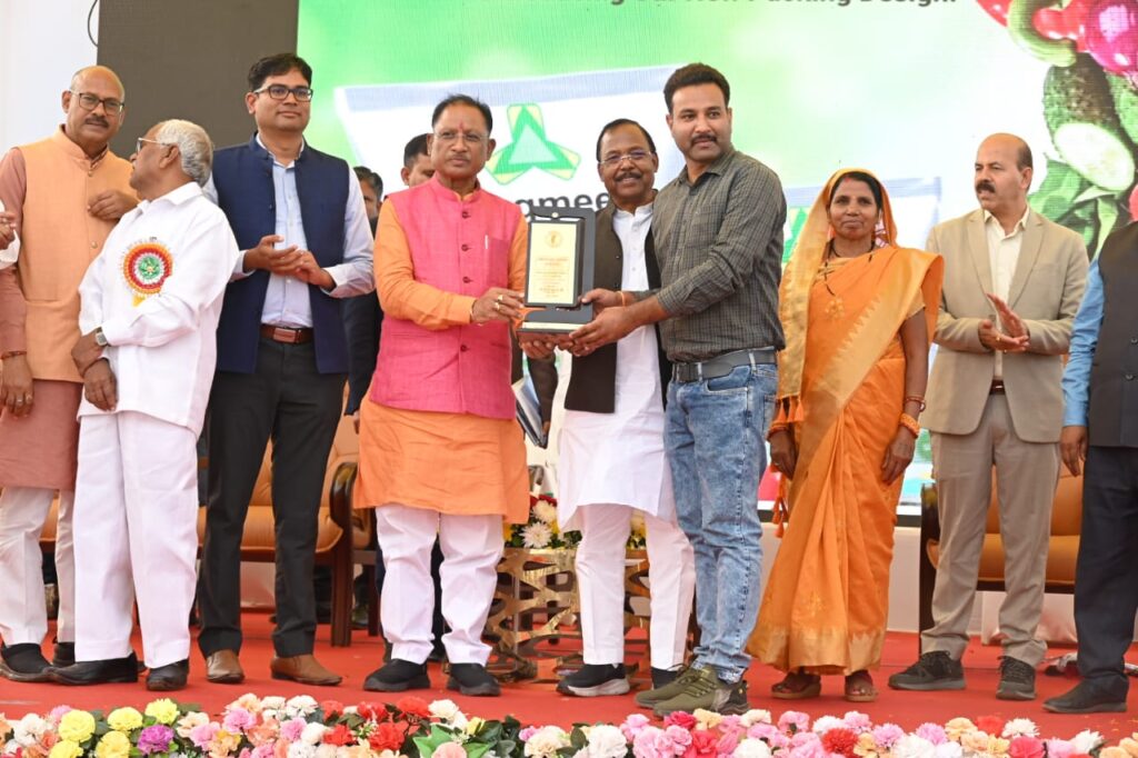 रायपुर : मुख्यमंत्री श्री विष्णु देव साय ने इस अवसर पर कृषक प्रशिक्षकों एवं प्रदेश के उन्नत और प्रगतिशील किसानों को सम्मानित किया…