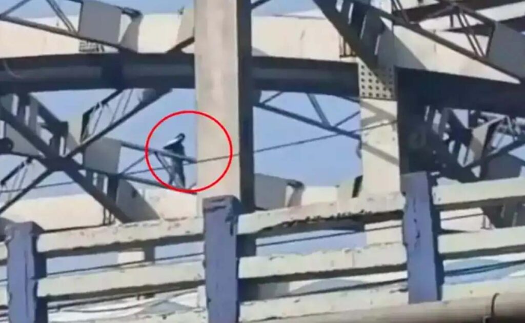 बीवी के गम में खुदकुशी के लिए ब्रिज पर चढ़ा शख्स, पुलिस ने दिया बिरयानी का वास्ता, मरने का प्लान हुआ कैंसिल…
