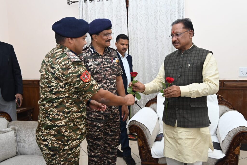 रायपुर : सीआरपीएफ के अतिरिक्त पुलिस महानिदेशक ने मुख्यमंत्री को नववर्ष की शुभकामनाएं दी