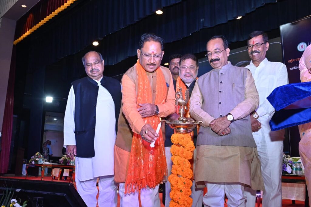 रायपुर : मुख्यमंत्री श्री विष्णु देव साय राजधानी रायपुर में आयोजित राष्ट्रीय सड़क सुरक्षा लघु फिल्म महोत्सव स्थल में पहुंचे…