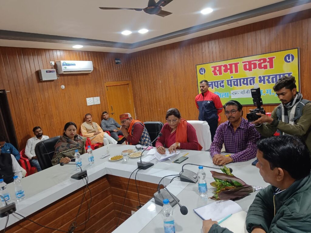 लोक स्वास्थ्य यांत्रिकी विभाग के SDO पर भड़कीं रेणुका सिंह:जल जीवन मिशन योजना का काम समय पर पूरा नहीं होने पर जताई नाराजगी…