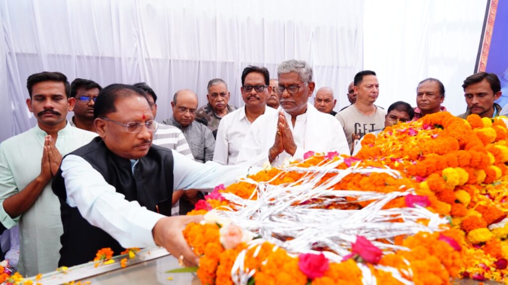 रायपुर : मुख्यमंत्री ने स्वर्गीय श्री कुमार लक्ष्मी नारायण देव को दी श्रद्धांजलि