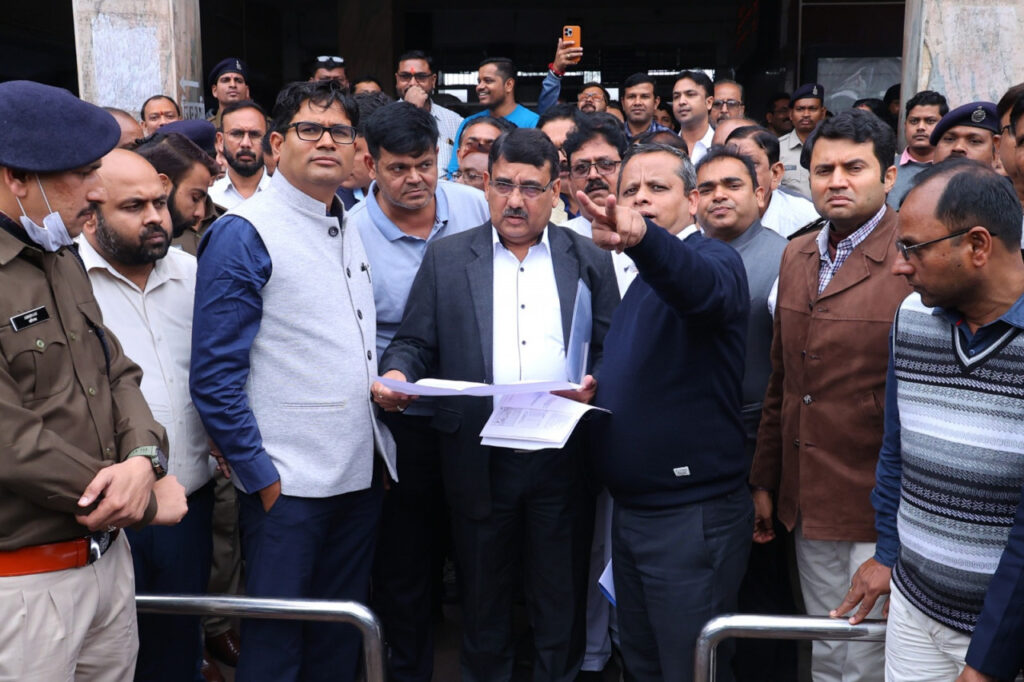 रायपुर : वित्त मंत्री श्री ओ.पी.चौधरी ने रेल मंडल बिलासपुर और जिला प्रशासन के वरिष्ठ अधिकारियों के साथ रायगढ़ स्टेशन का किया निरीक्षण