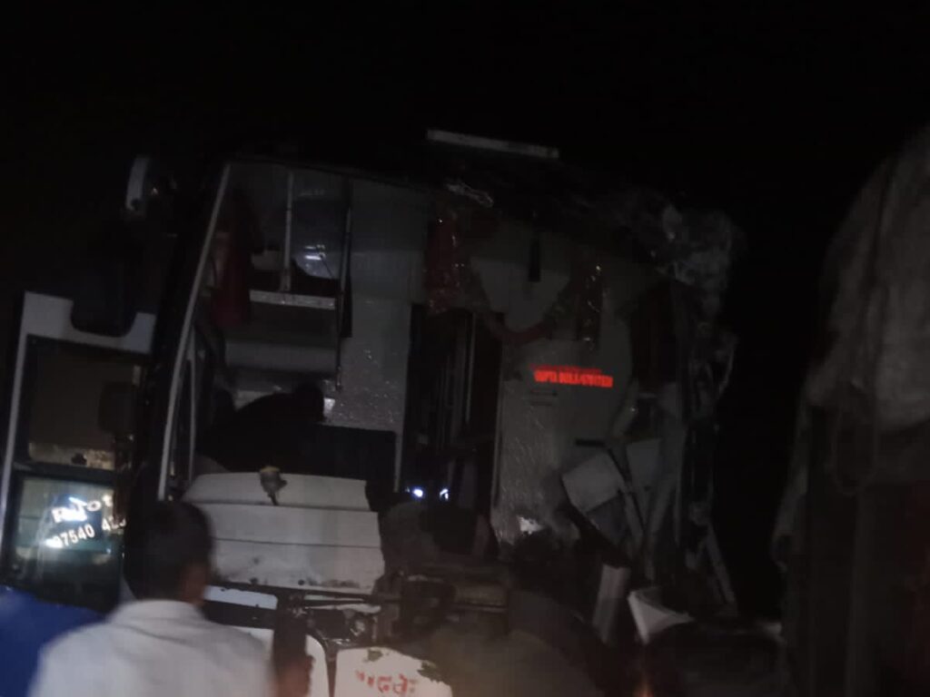 KORBA: यात्री बस सड़क पर खड़े ट्रक से टकराई: हादसे में 20 से ज्यादा यात्री घायल, घने कोहरे और बारिश के चलते हुआ हादसा…