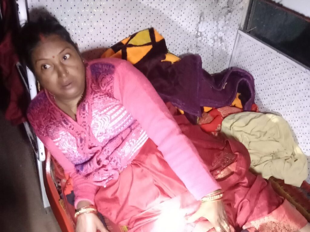 बिहार से छत्तीसगढ़ आ रही बस खड़े ट्रक से टकराई:1 की मौत, 20 से ज्यादा यात्री घायल; बारिश और कोहरे की वजह से हादसा…
