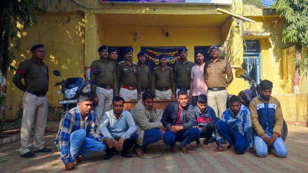CG में शातिर चोर गिरोह का पर्दाफाश : चोरों ने पटवारी समेत अन्य 4 घरों में की थी सेंधमारी, 7 आरोपी गिरफ्तार, नगदी और लाखों का सोना जब्त