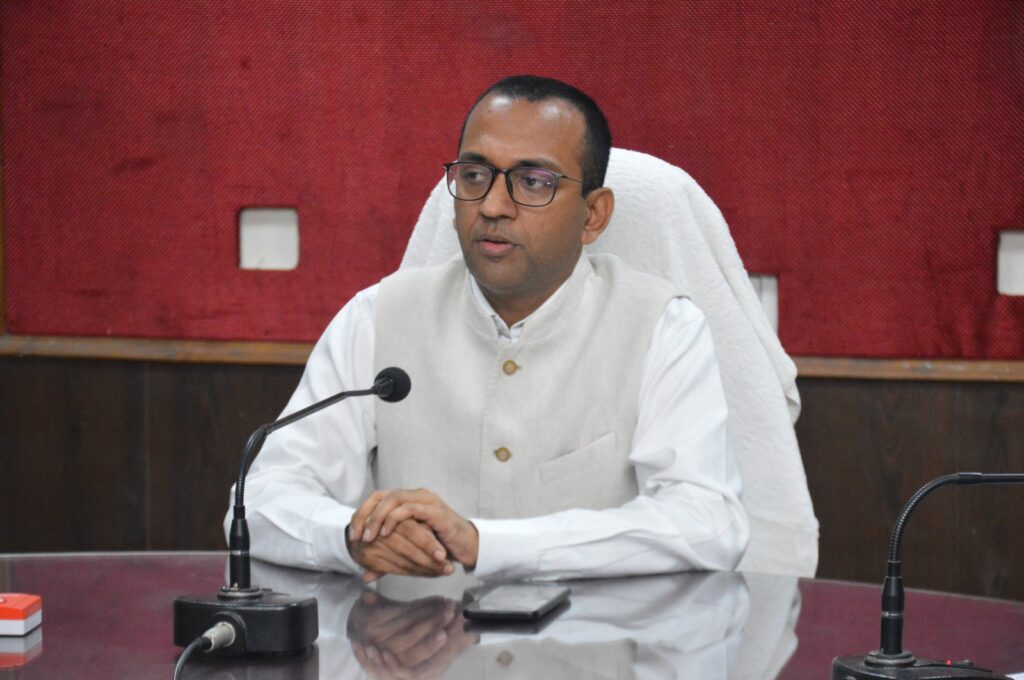 फोटोयुक्त निर्वाचक नामावलियों का विशेष संक्षिप्त पुनरीक्षण को लेकर कलेक्टर ने ली राजनैतिक दलों की बैठक 