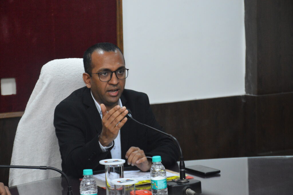 शालीनतापूर्ण व्यवहार के साथ आम नागरिकों की बातों को गंभीरता से सुनें राजस्व अधिकारी कलेक्टर