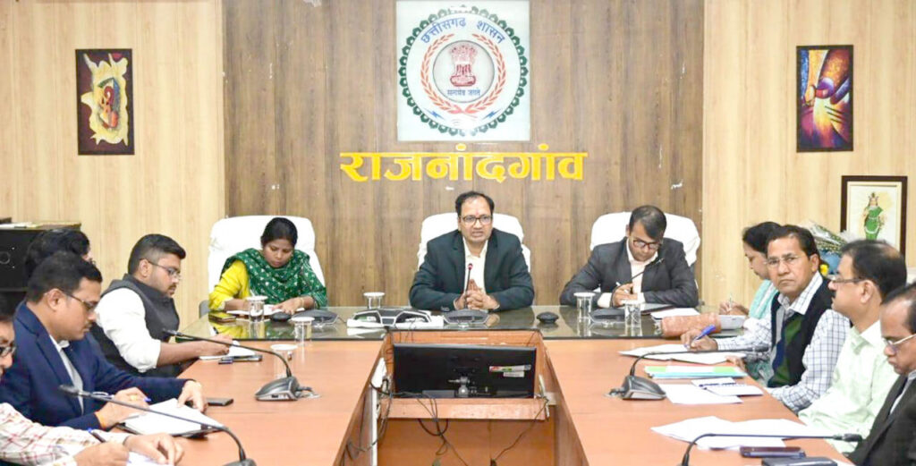 राजनांदगांव : कलेक्टर से राजस्व अधिकारियों, निर्माण एजेंसियों के अधिकारी, कलेक्टोरेट में पदस्थ अधिकारियों तथा कलेक्टोरेट के विभिन्न शाखाओं के अधिकारियों-कर्मचारियों ने की सौजन्य भेंट