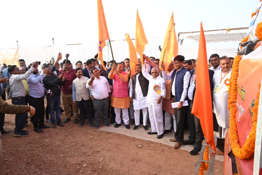 रायपुर : मुख्यमंत्री श्री विष्णु देव साय ने छत्तीसगढ़ युवा प्रगतिशील किसान संघ द्वारा श्रीराम प्राण प्रतिष्ठा कार्यक्रम के लिए हरी सब्जी से भरे दो ट्रक को हरी झंडी दिखाकर श्री राम जन्मभूमि अयोध्या के लिए रवाना किया