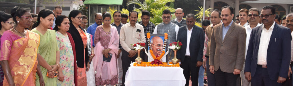 रायपुर : राजभवन में शहीदों को दी गई श्रद्धांजलि
