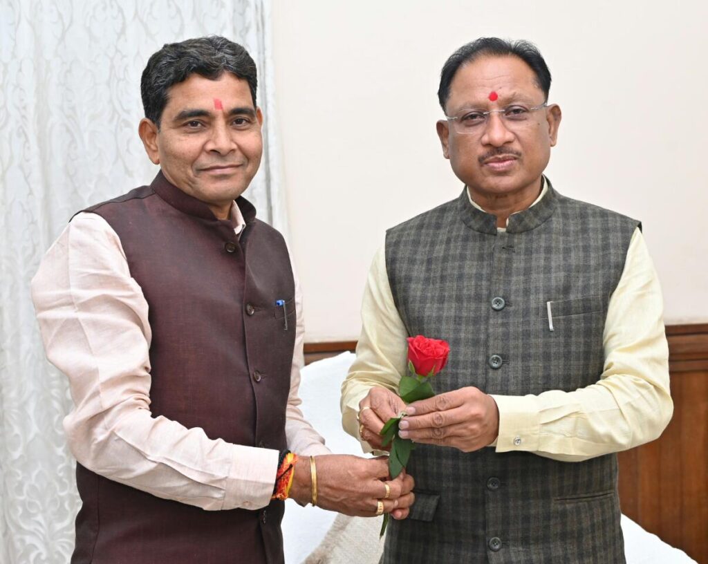 रायपुर : मुख्यमंत्री श्री विष्णु देव साय से राजस्व मंत्री श्री टंकराम वर्मा और श्री नारायण चंदेल ने राज्य अतिथि गृह पहुना में सौजन्य भेंट कर दी नववर्ष की बधाई..