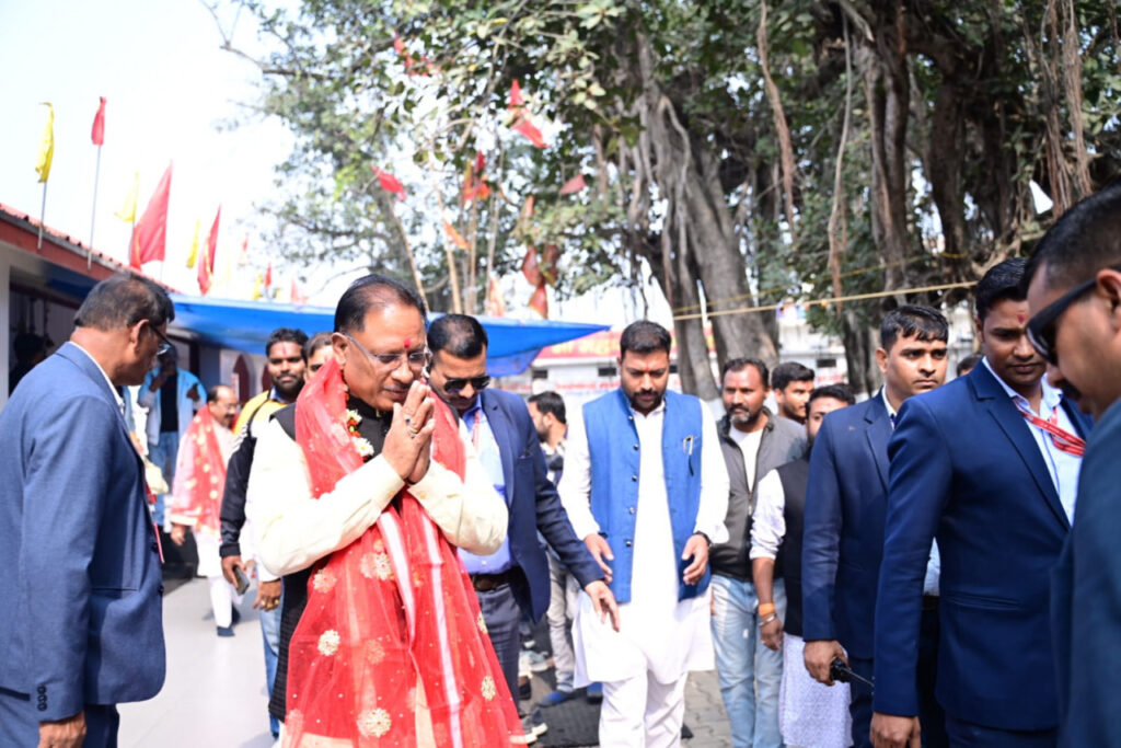 रायपुर : मुख्यमंत्री श्री विष्णुदेव साय ने आज अम्बिकापुर पहुंच कर मां महामाया मंदिर में विधिवत पूजा अर्चना कर माँ महामाया का आशीर्वाद लिया