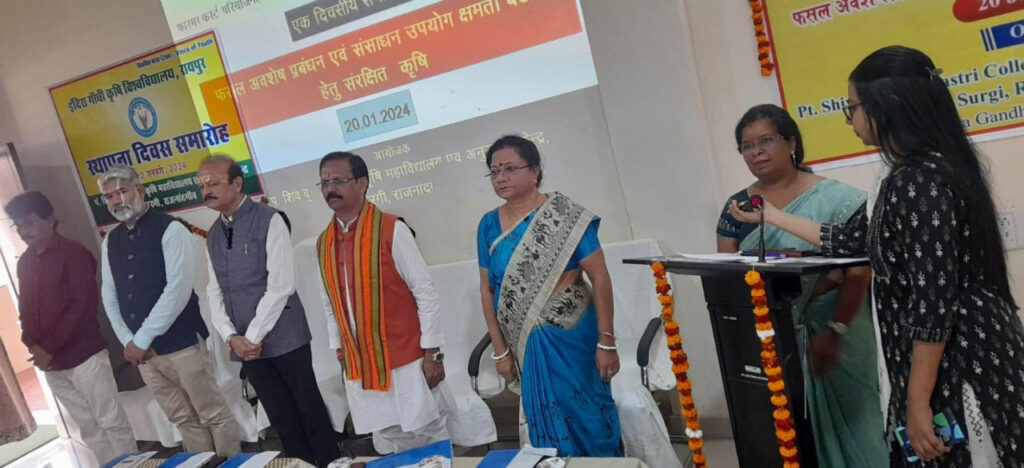 रायपुर : फसल अवशेष प्रबंधन: कृषि उत्पादन बढ़ाने और उर्वरता संरक्षण पर किसानों को दी गई जानकारी