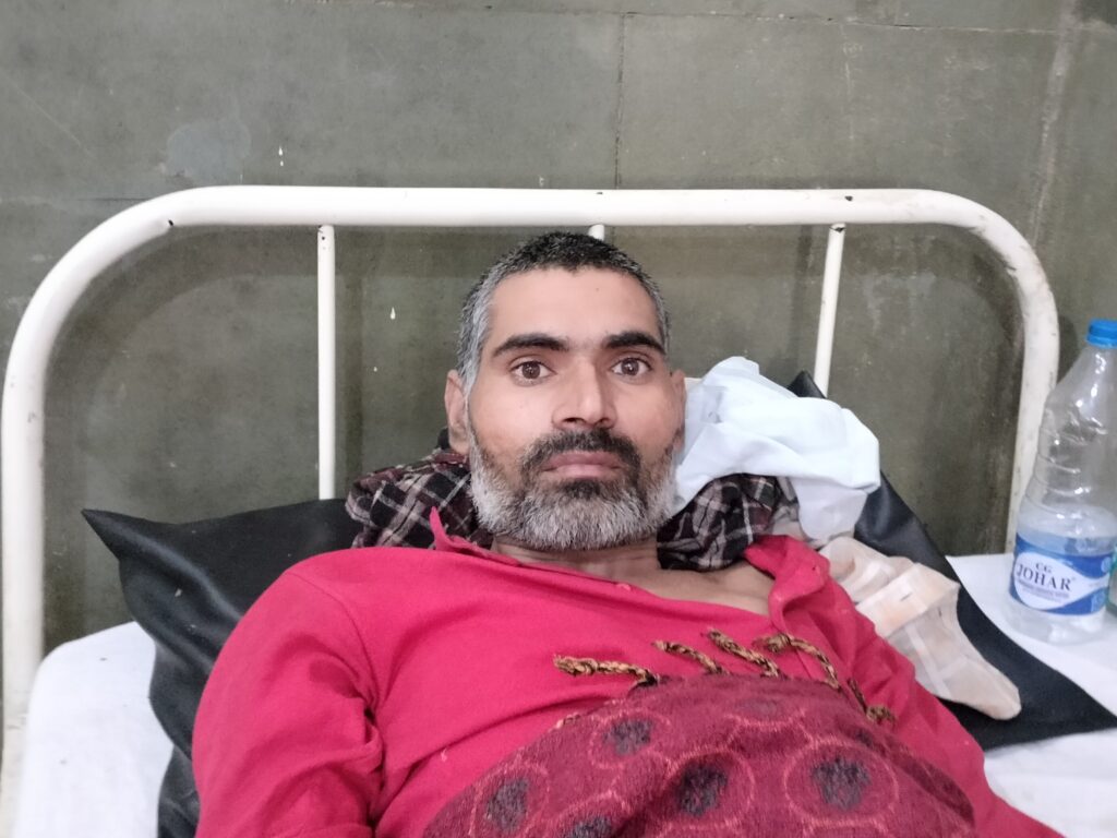 ट्रेन हादसे में दोनों पैर और एक हाथ कटा: हादसे के शिकार शख्स को मदद की आस, अपनों ने मोड़ा मुंह; पलारी अस्पताल में भर्ती…