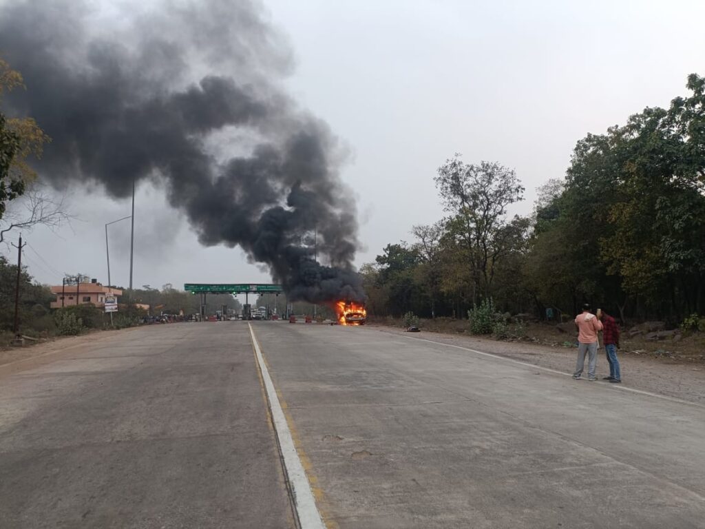 चलती बस में लगी आग : 3 जिलों से पहुंची फायर ब्रिगेड की गाड़ियां; ड्राइवर की होशियारी से बची 60 यात्रियों की जान…