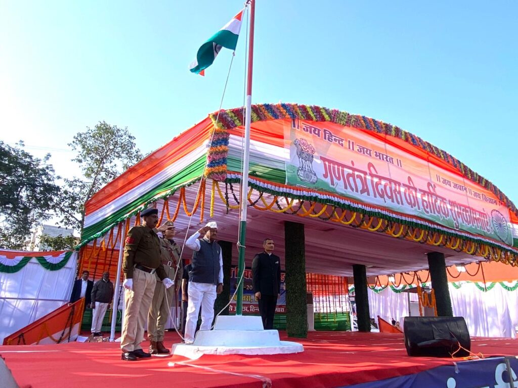 रायपुर : बेमेतरा में खाद्य मंत्री श्री बघेल किया ध्वजारोहण