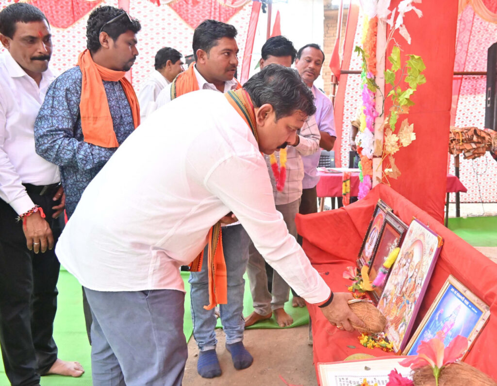 रायपुर : उपमुख्यमंत्री श्री विजय शर्मा कबीरधाम जिला के कई ग्रामों में आयोजित भागवत कथा और नवधा रामायण कार्यक्रम में हुए शामिल