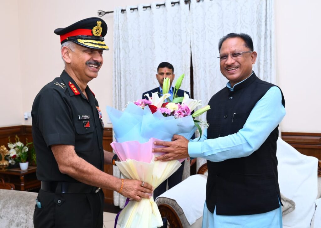 रायपुर : मुख्यमंत्री श्री साय से मध्य भारत क्षेत्र के जनरल आफिसर कमांडिग लेफ्टिनेंट जनरल श्री पीएस शेखावत ने की मुलाकात