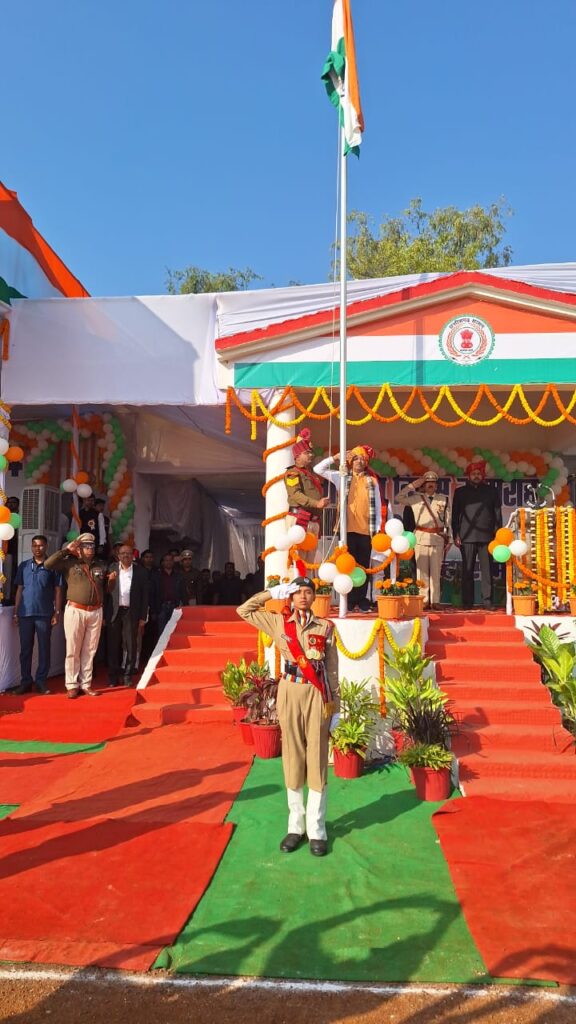 गणतंत्र दिवस पर स्कूल शिक्षा, उच्च शिक्षा, धार्मिक न्यास तथा धर्मस्व पर्यटन एवं संस्कृति मंत्री श्री बृजमोहन अग्रवाल ने महासमुंद जिला मुख्यालय के मिनी स्टेडियम में फहराया राष्ट्रीय ध्वज