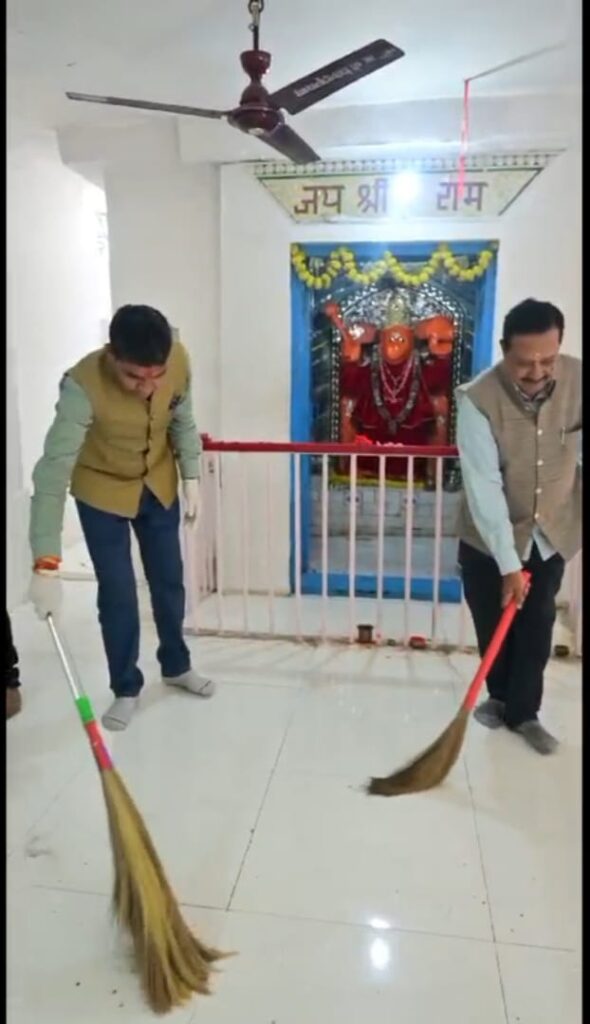 रायपुर : मंत्री श्री टंकराम वर्मा ने भगवान जगन्नाथ और हनुमान मंदिर में झाड़ू लगाकर लोगों को सफाई का संदेश दिया