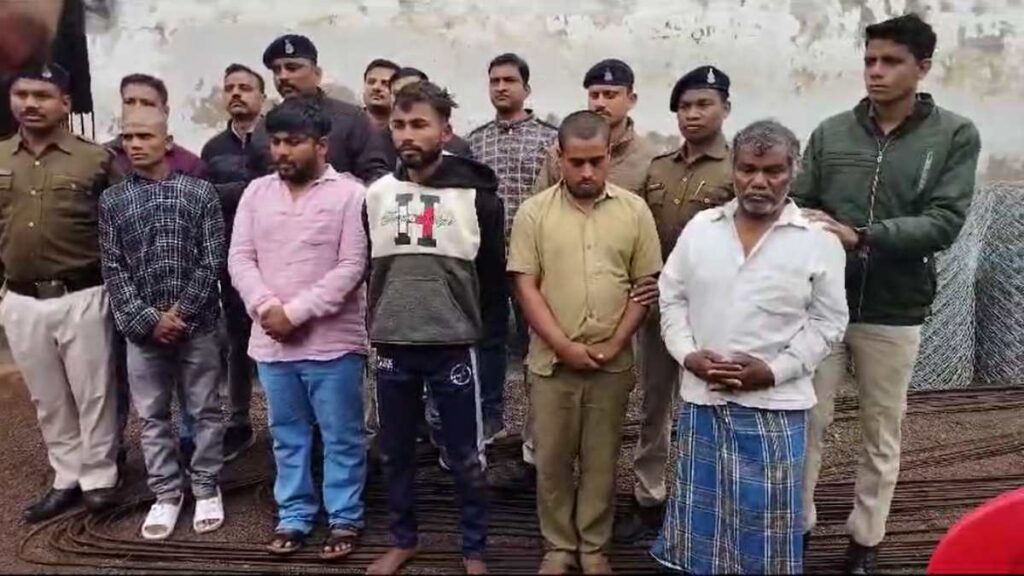 चोरों का परिवारः बाप-बेटे और रिश्तेदार मिलकर सूने मकान में करते थे सेंधमारी, अब सलाखों के पीछे पहुंचे नाबालिग समेत 7 चोर…