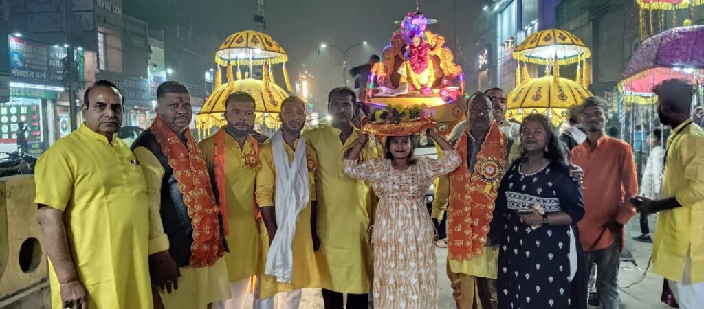 धूमधाम से निकली साईं बाबा की पालकी यात्रा… तांडव नृत्य,महिलाओं का कर्मा नृत्य और आरती का आकर्षण…