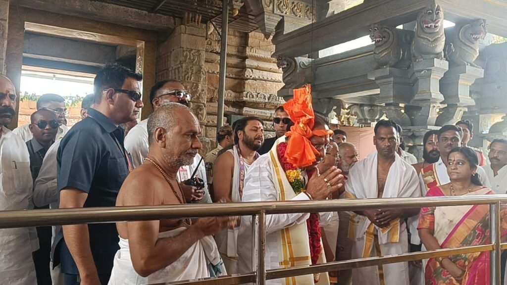 रायपुर : मुख्यमंत्री श्री विष्णु देव साय ने तेलंगाना के भद्राचलम में श्री सीतारामचंद्र स्वामी मंदिर में की पूजा-अर्चना…