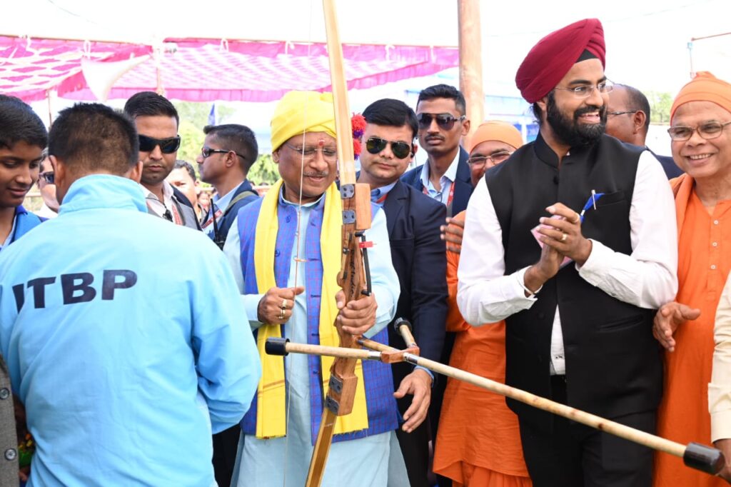 रायपुर : मुख्यमंत्री श्री विष्णुदेव साय ने तीरंदाजी में आजमाया हाथ,लक्ष्य पर लगाया सटीक निशाना