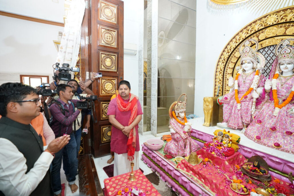 रायपुर : वित्त मंत्री श्री ओपी चौधरी पहुंचे वीआईपी रोड स्थित श्री राम मंदिर