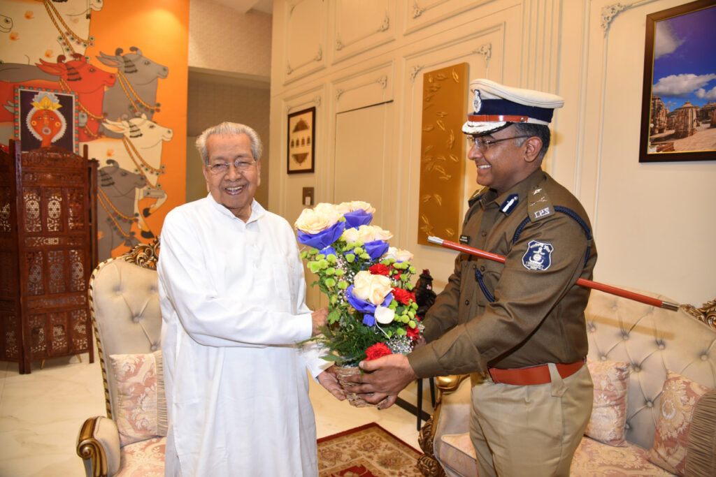 रायपुर : राज्यपाल श्री हरिचंदन से नवनियुक्त पुलिस महानिरीक्षक ने की सौजन्य भेंट