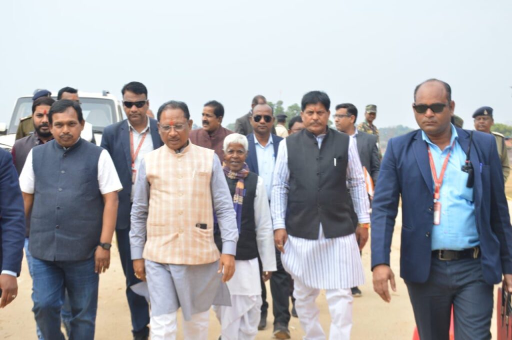 रायपुर : मुख्यमंत्री श्री विष्णुदेव साय पहुंचे कंडोर, कुनकुरी हेलीपैड