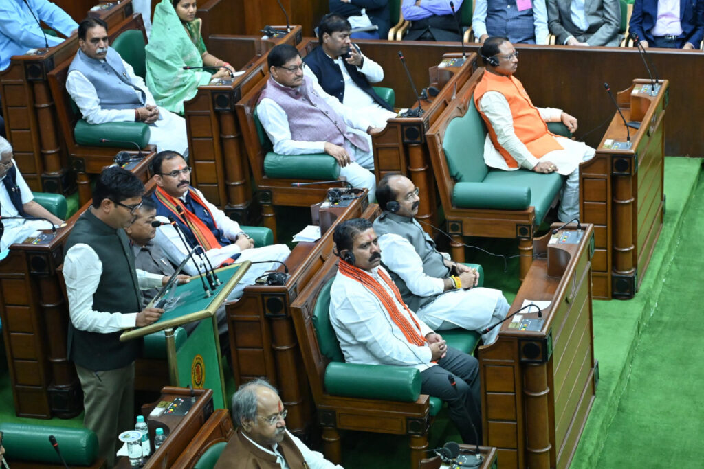 रायपुर : वित्त मंत्री श्री ओ पी चौधरी सदन में बजट प्रस्तुत करते हुए