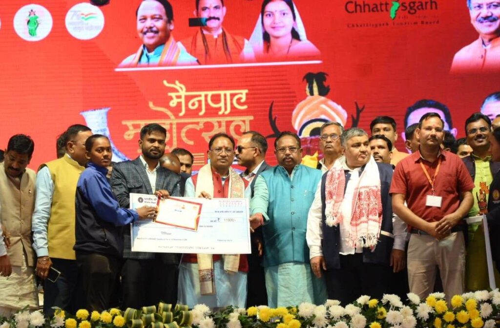 रायपुर : मैनपाट महोत्सव 2024 – मुख्यमंत्री ने साइकिल रेस विजेताओं को किया पुरस्कृत
