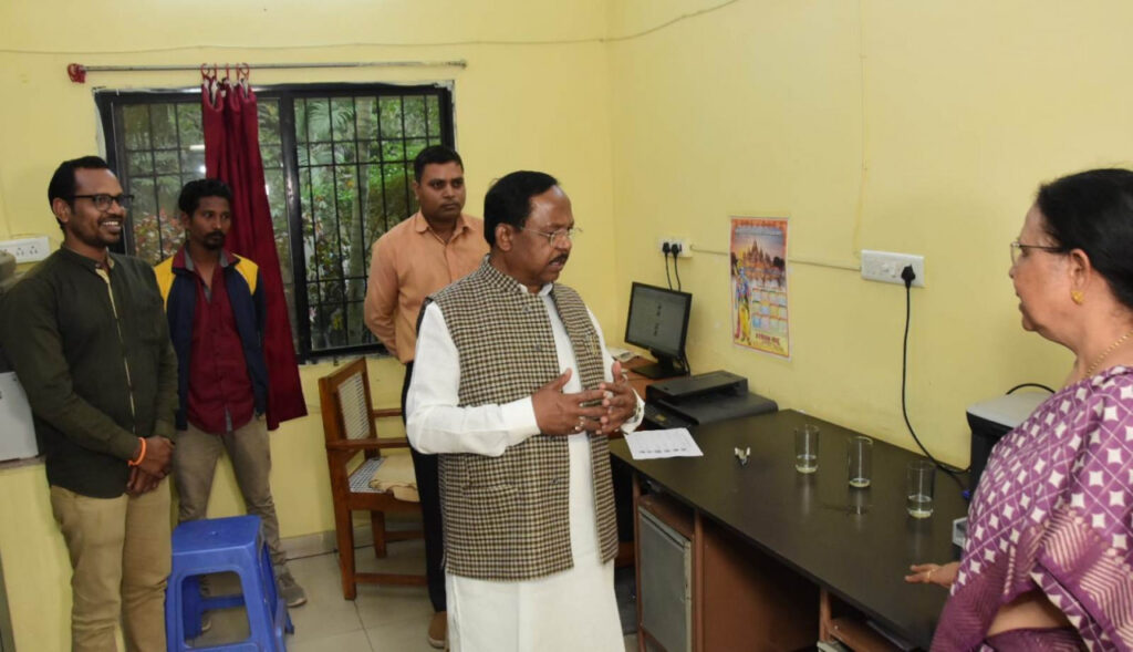 रायपुर : आदिम जाति मंत्री ने प्रयास आवासीय कन्या विद्यालय रायपुर का किया औचक निरीक्षण
