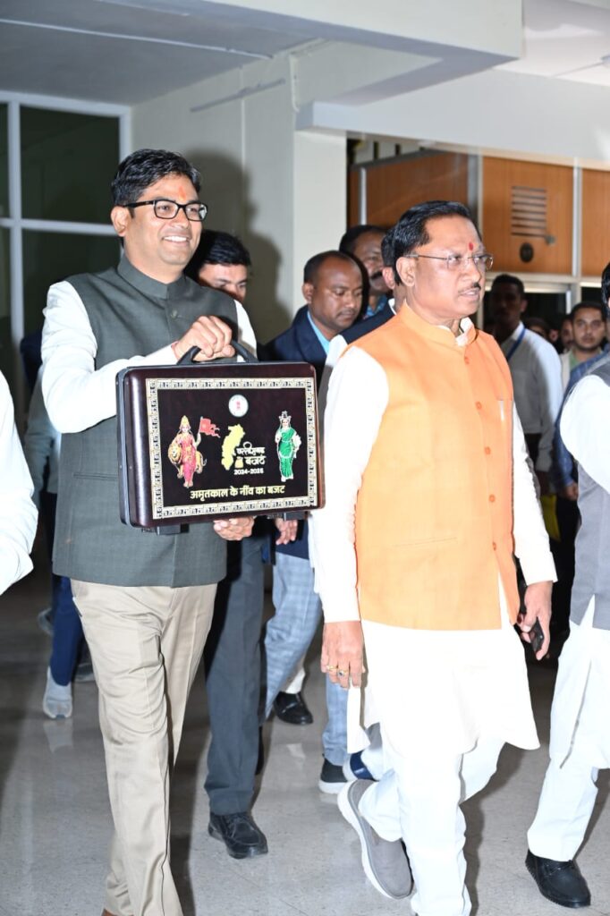 रायपुर : मुख्यमंत्री श्री विष्णु देव साय के साथ वित्तमंत्री श्री ओ पी चौधरी सदन में वित्तीय वर्ष 2024-25 का बजट प्रस्तुत करने के लिए सदन में जाते हुए