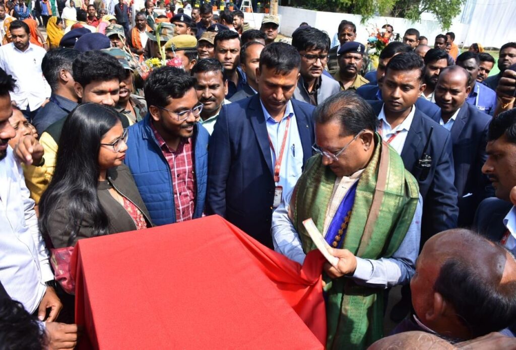  मुख्यमंत्री श्री विष्णु देव साय ने कैम्प कार्यालय में पूर्व प्रधानमंत्री भारत रत्न स्वर्गीय श्री अटल बिहारी वाजपेयी की मूर्ति का किया अनावरण