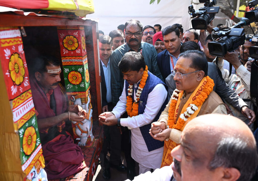 रायपुर : मुख्यमंत्री ने भगवान जगन्नाथ के रथ के पहिया की पूजा-अर्चना कर प्रदेशवासियों की सुख-समृद्धि की कामना की